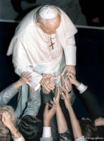 Faithful reach out to Pope John Paul II for a blessing.