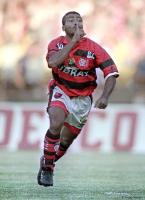 Romário hushes rival fans after scoring at Maracanã.